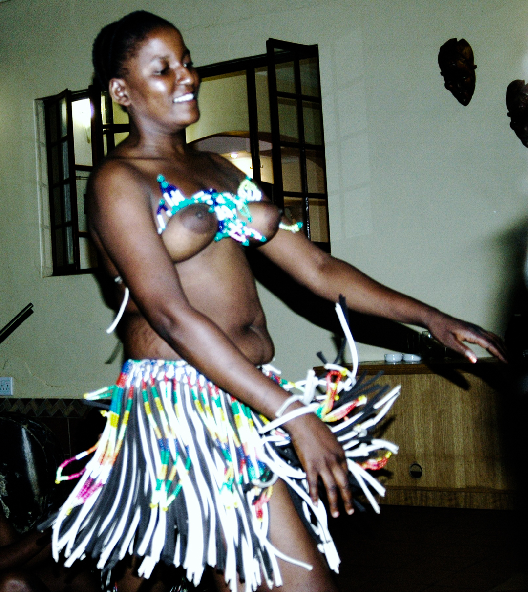 Danses Zouloues dans le Boma